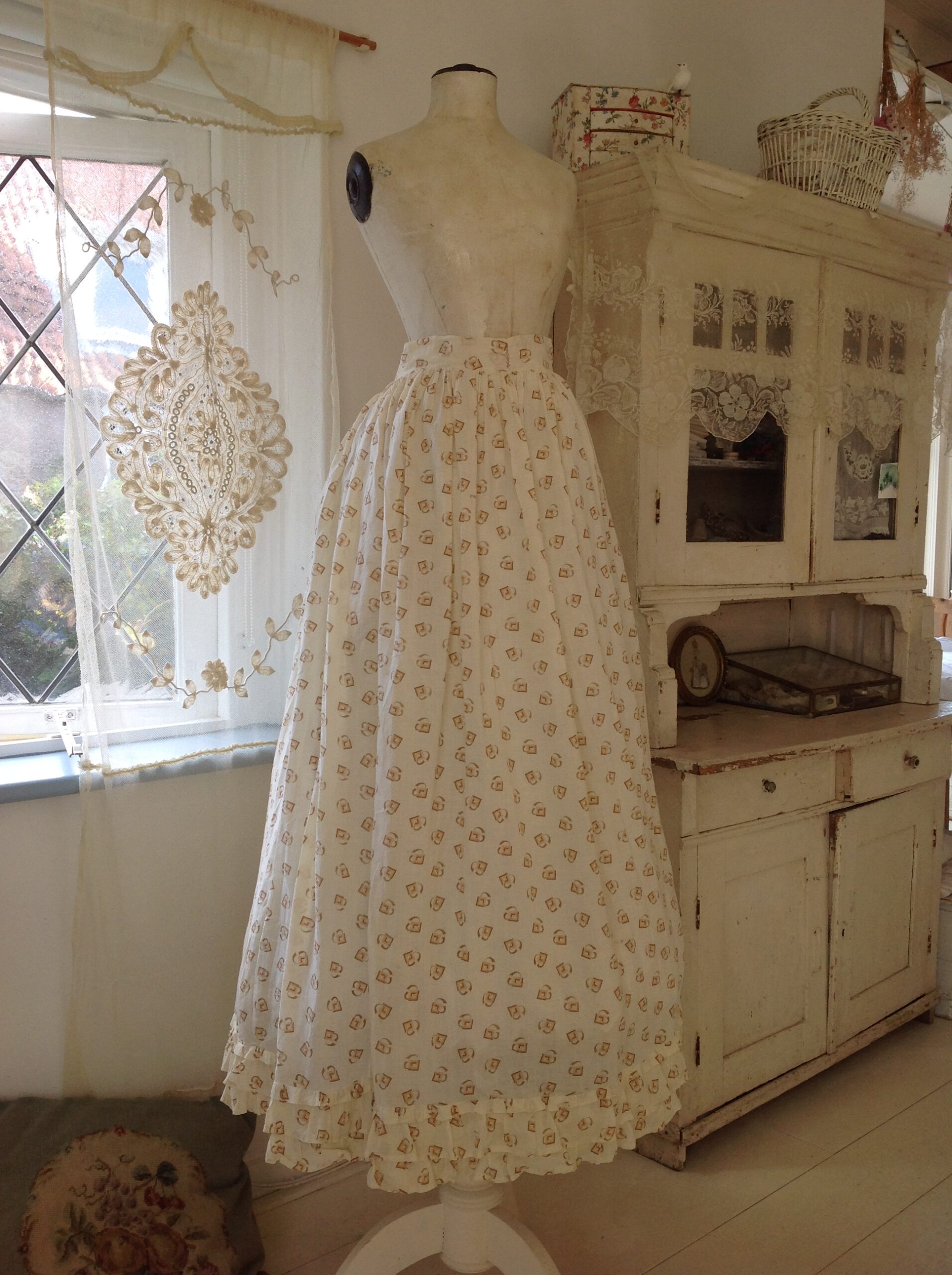 Gracious Calico Print Skirt from the 1880s - Image 12