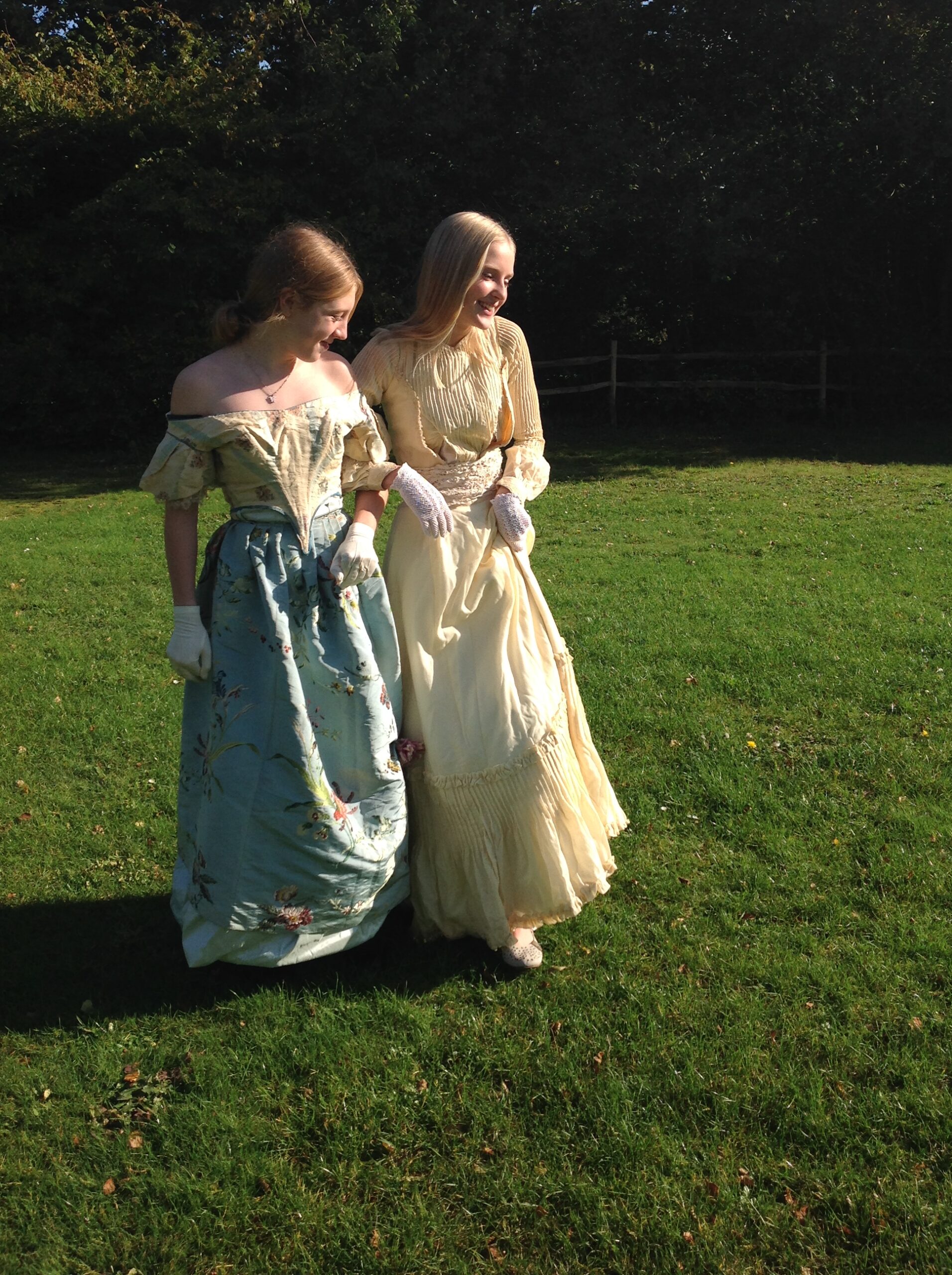 Cream White Wool Victorian Dress from the 1900s - Image 2
