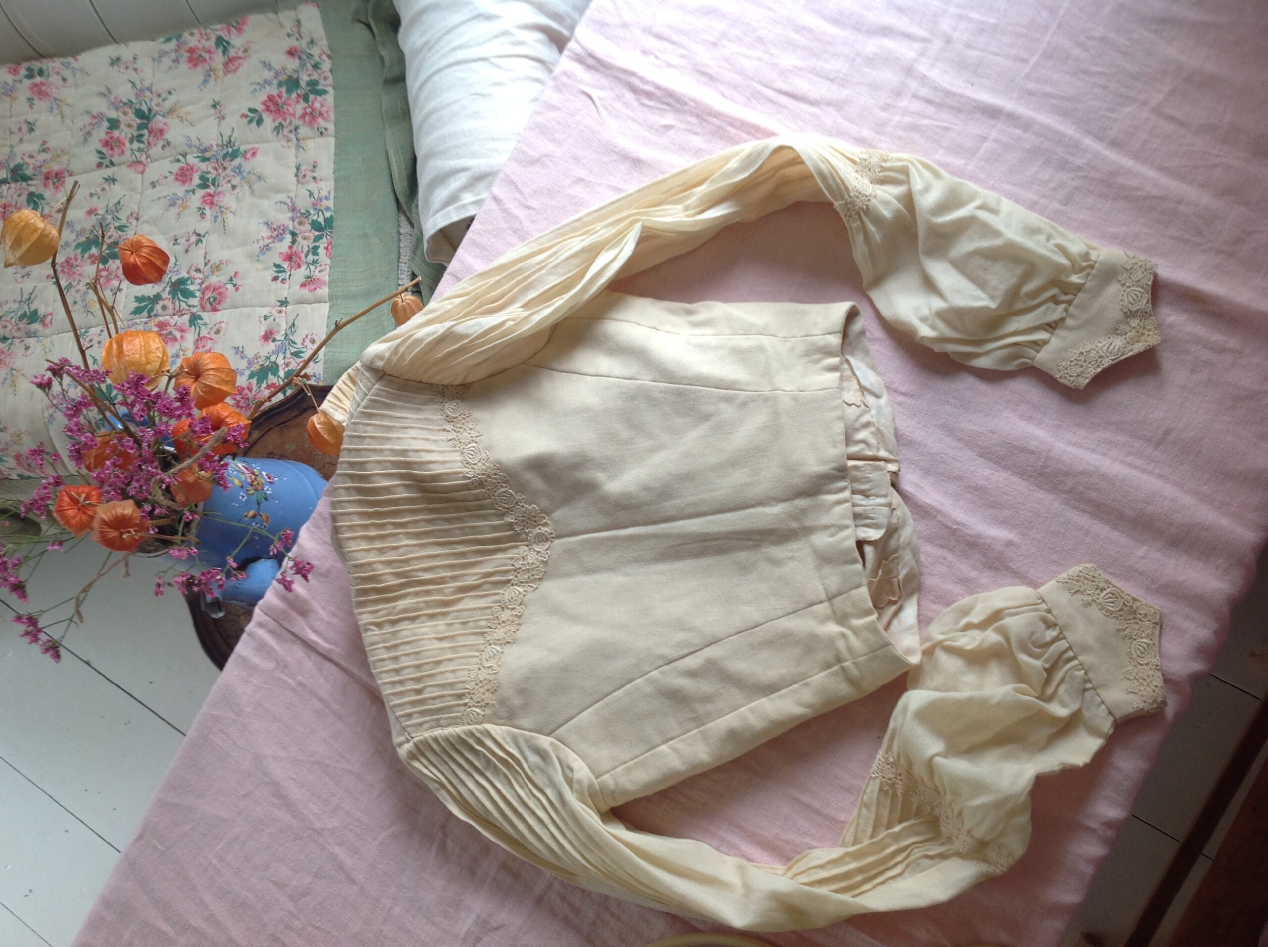 Cream White Wool Victorian Dress from the 1900s - Image 9